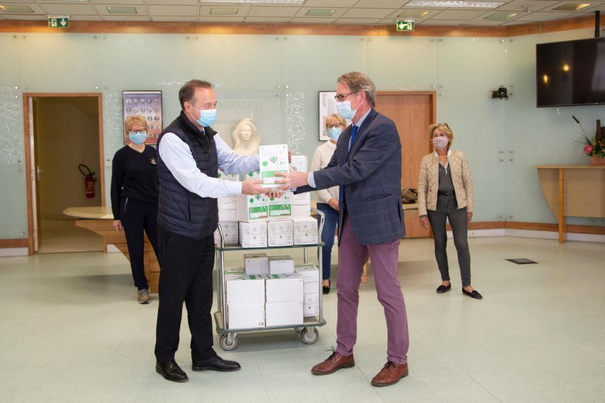 Le Lions club d’Elancourt (Yvelines) a remis 145 litres de gelhydroalcoolique au maire de la commune, Jean-Michel Fourgous (à g.). (© Ville d’Elancourt)